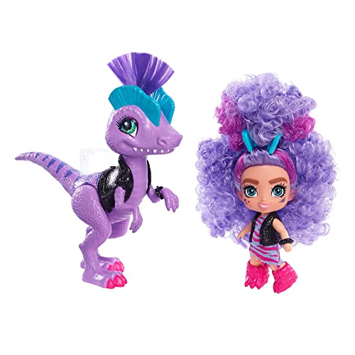 Cave Club Bebé con dinosaurio, muñeca pelo morado con mascota y accesorios, juguete para niñas y niños +4 años (Mattel GXP24)