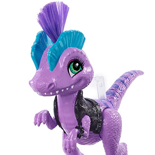 Cave Club Bebé con dinosaurio, muñeca pelo morado con mascota y accesorios, juguete para niñas y niños +4 años (Mattel GXP24)