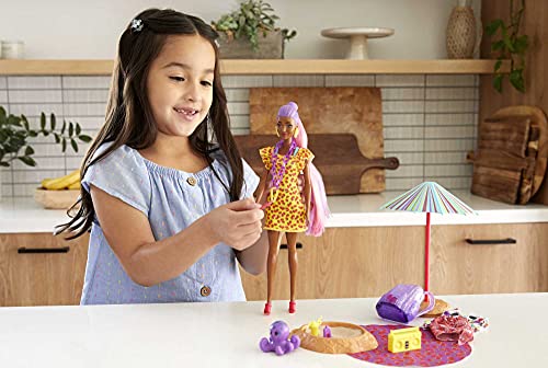 Barbie Color Reveal con espuma Fresa, muñeca sorpresa con vestido y accesorios de moda de verano de juguete (Mattel GTN18)