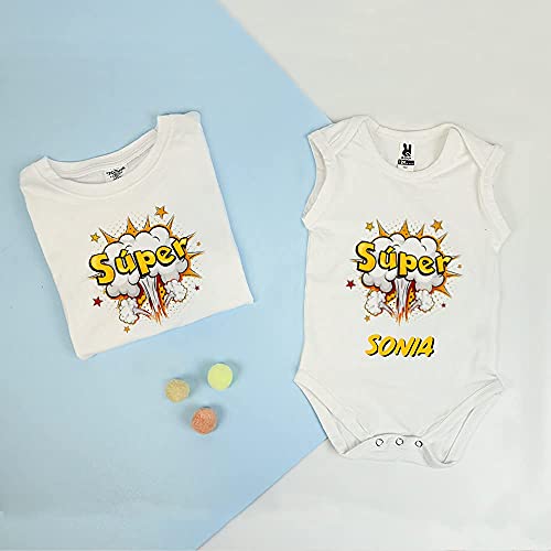 Body Bebé y Camiseta Mujer o Hombre (a elegir lo que prefieras) Personalizado con Frase : Diseño SUPER más PAPA o MAMA (a elegir) y Nombre de Bebe · Regalos Bebes y Padres Originales · Color Blanco