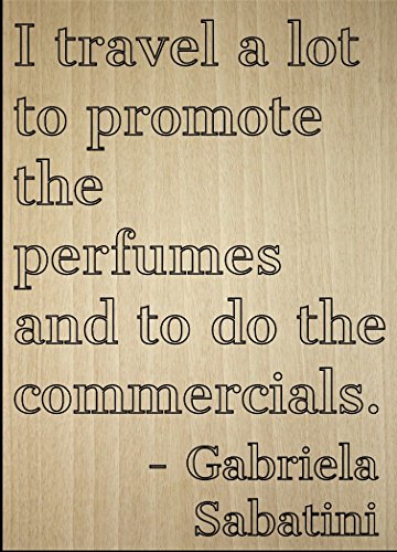 Mundus Souvenirs – I travel a lot to promover los perfumes. Cita de Gabriela Sabatini, grabado con láser en placa de madera, tamaño: 20 x 25 cm