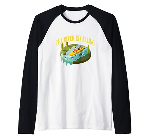 The River Is Calling Kayaker Trees Mountains Nature Fans Camiseta Manga Raglan