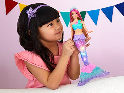 Barbie Dreamtopia Twinkle Lights Sirena - Muñeca Rubia con Mechas Rosas - Luces y Colores Bajo el Agua - 30,48 cm - Regalo para Niños de 3-7 Años