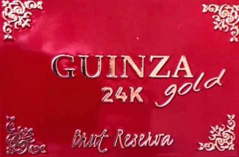 GUINZA GOLD 24K VINO ESPUMOSO BRUT RESERVA DE LA VARIEDAD CHARDONNAY 100%, DECORADO CON PARTICULAS DE ORO DE 24 QUILATES Y CON UNA LUZ LED EN LA BASE DE LA BOTELLA. CAJA DE MADERA Y FUNDA DE ALGODON.