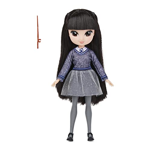 HARRY POTTER-WIZARDING WORLD - MUÑECA CHO CHANG 20CM - Figura Cho chang Articulada con Varita y Uniforme Hogwarts - 6061837 - Juguetes Niños 5 Años +