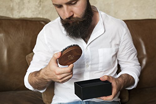 NaturalBeard Original Barbershop – Cepillo para barba de madera de nogal ~ Auténtico pelo de jabalí para el esplendor natural de la barba, aplicación de aceite de barba, bálsamo y cera para barba