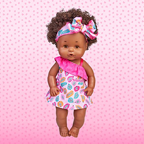 Nenuco - Nenucos del Mundo, Africana, muñecos de Diferentes etnias, colección Exclusiva de muñecas con Conjuntos primaverales de Diferentes países de Color Rosa, 3 Modelos, Famosa (700017432)