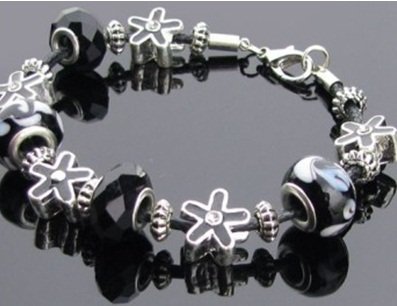 The Olivia Collection Beadz de flores de color negro pulsera de cuentas