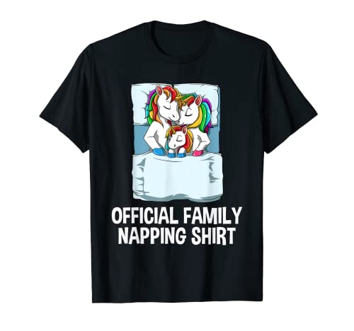 La familia del unicornio mira la siesta Camiseta